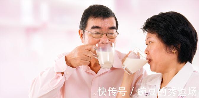 鲜牛奶|奶粉和牛奶哪个营养更好?老年人想补钙,应该怎么选?