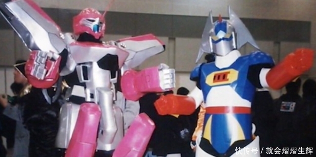 90年代机器人Cos成主流,穿着睡衣开派对,