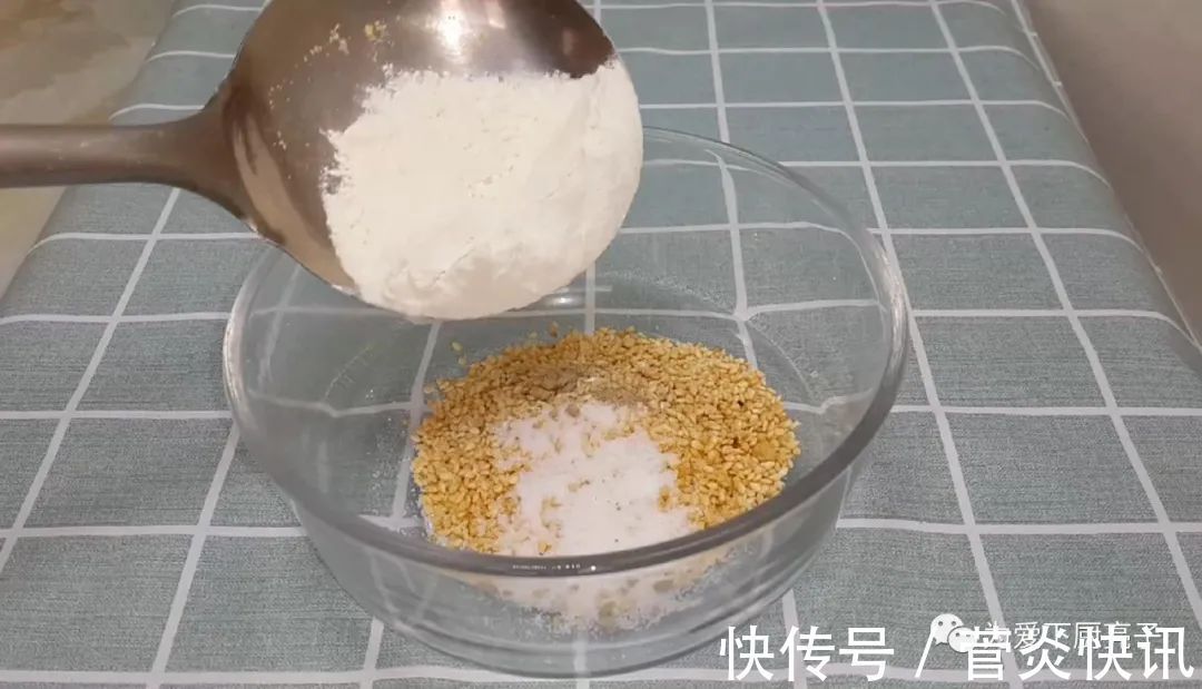 保鲜膜|在家自制烙饼做法,掌握佩服技巧,全家老少都爱吃,真的太好吃了