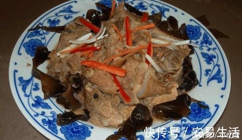 周末家庭聚餐,老妈嫌在外面吃太破费,做了11菜一汤,吃个精光