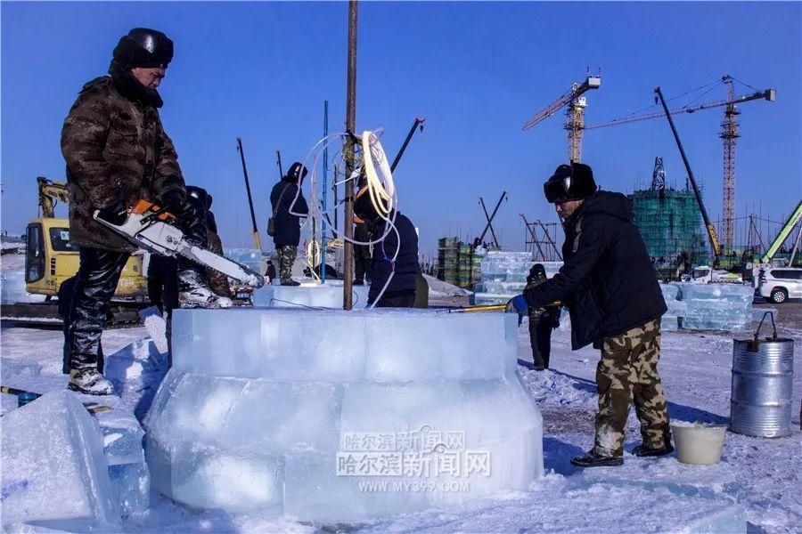  冰雪|建设中的冰雪大世界亮灯，已具规模｜看进度