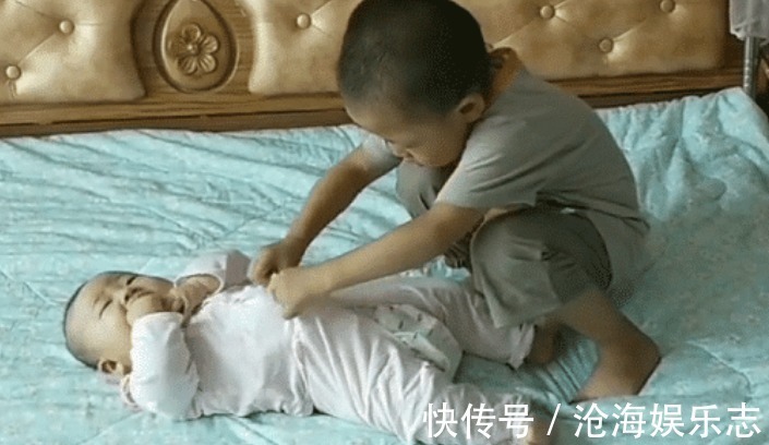 爸爸妈妈|全网最牛二胎换尿布穿衣服,4岁哥哥照顾婴儿妹妹比妈妈都熟练