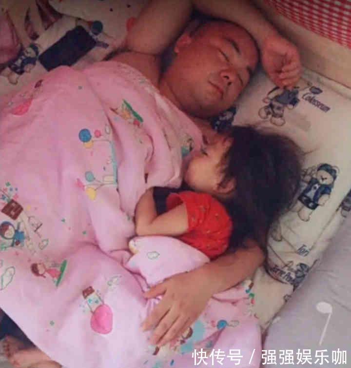 小棉袄|爸爸陪着姐弟俩睡觉,接下来发生的一幕,让妈妈彻底无语!