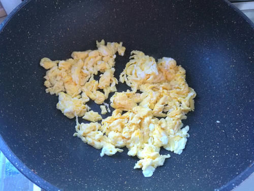 它和鸡蛋是绝配，一起炒，鲜上加鲜，孩子多吃长身体，营养又实惠