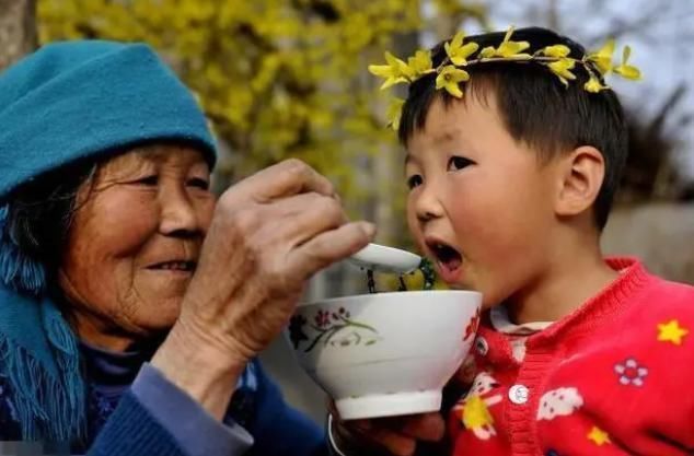 奶奶|3岁女儿独睡2米大床，却总抱怨“很挤”，妈妈看监控后手心出汗