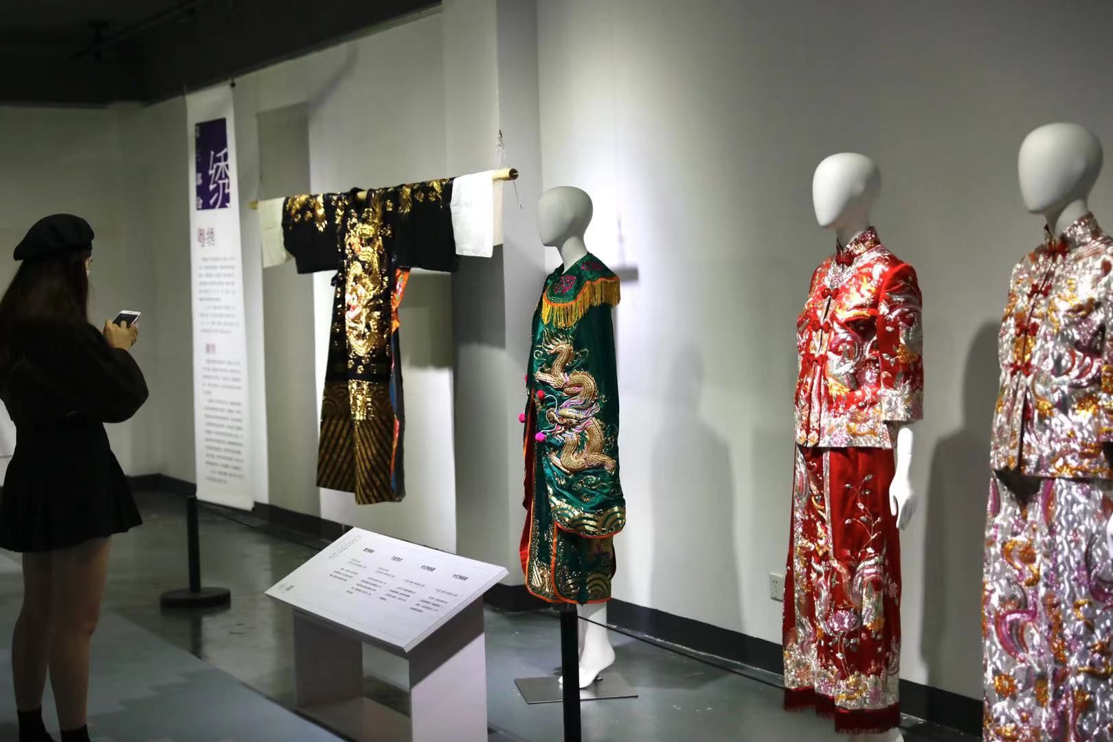 汉族@惊艳!“寸锦寸金”的云锦、“玲珑五色”的苏绣等非遗技艺碰撞现代设计,“国风”大展在东华大学开幕