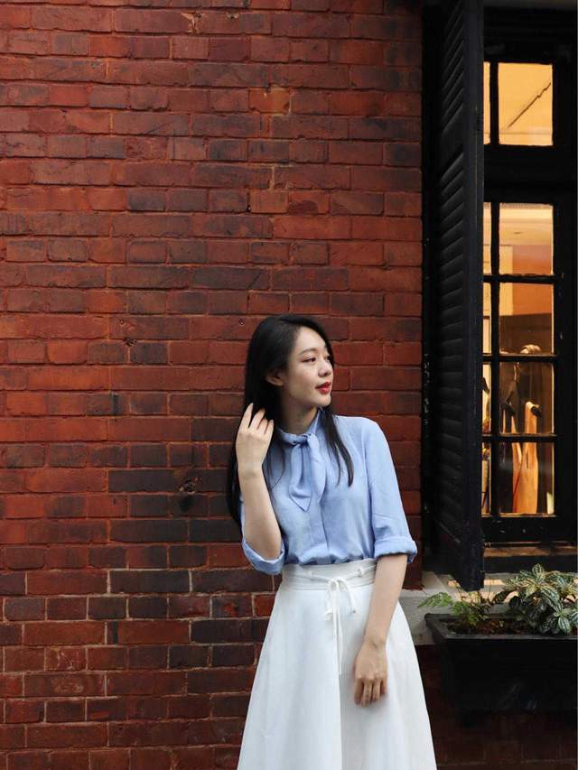 衬衫搭配|梨形身材和微胖女孩的福利,蓝色衬衫搭配白色半身裙,时髦大气