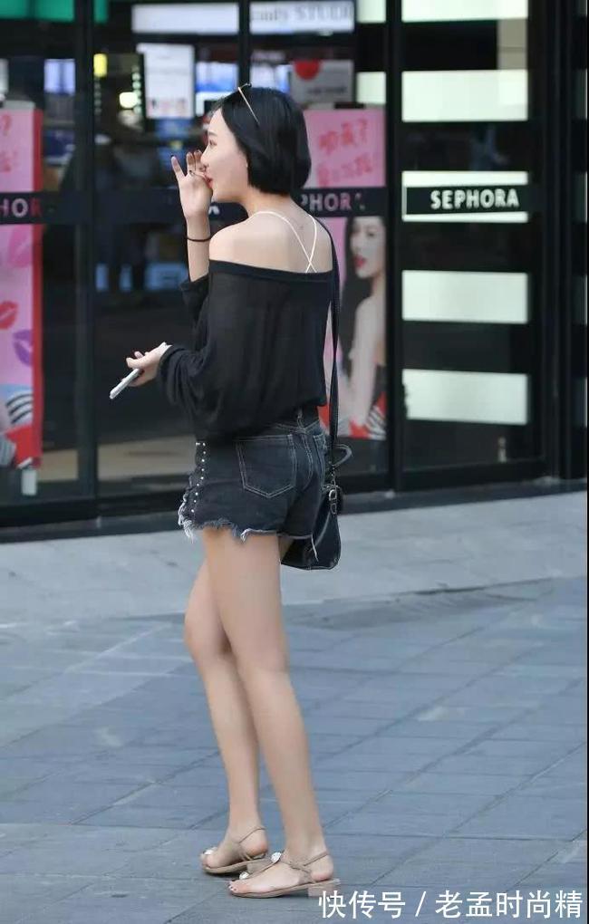 穿搭 气质短发小姐姐一字漏肩装大秀锁骨,流苏牛仔短裤美的冒泡