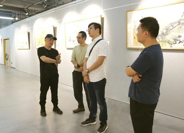 作品展!【展览现场】郑瑰玺大景花鸟画展暨中国玉雕大师作品展火热进行中