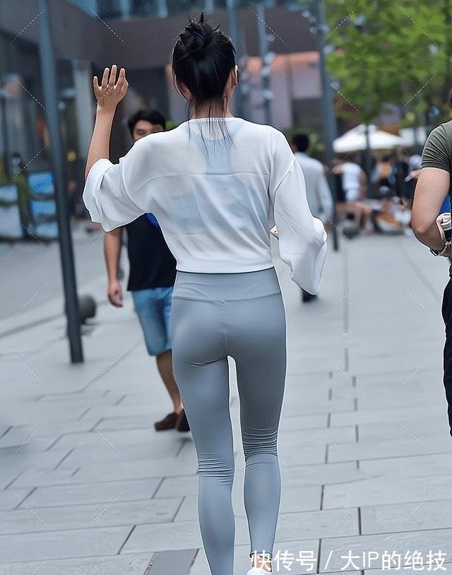 瑜伽裤 熟龄宝宝这样穿,灰色瑜伽裤+雪纺小衫,做温柔典雅的小女人!