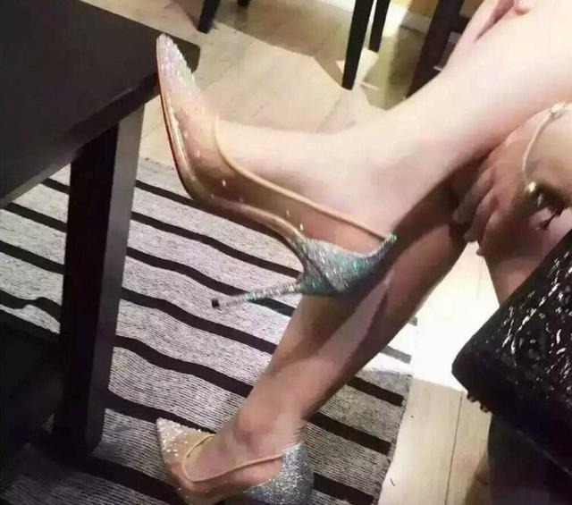 细跟 网纱尖头高跟鞋,特别完美,穿上后给人一种端庄优雅的形象