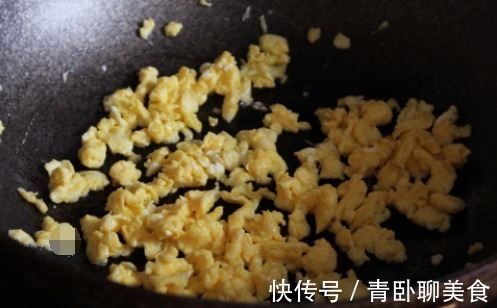 热腾腾的蒸饺，分分钟就搞定，这样和面又薄又筋道，上桌准吃光