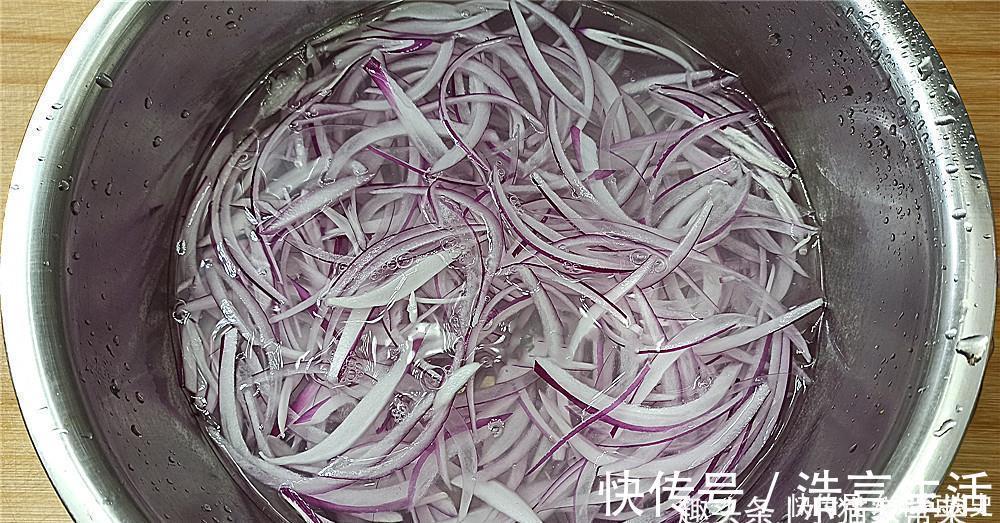 小米辣|教你一个凉拌洋葱的做法，制作简单，放点调料一拌，几分钟就吃
