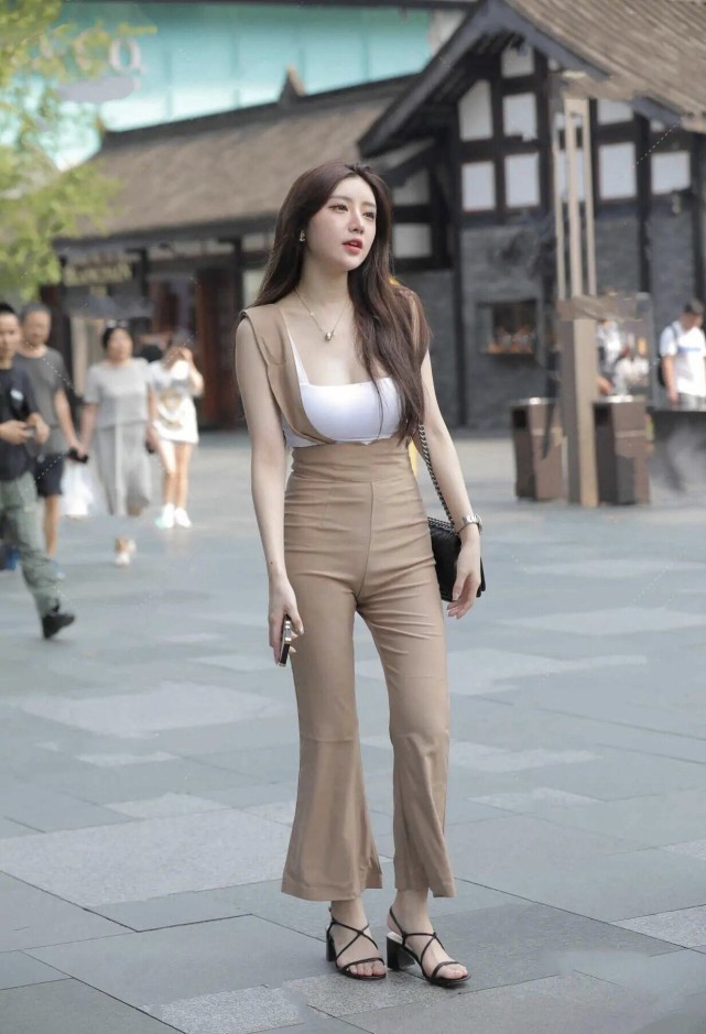 美女 可别小看了“阔腿裤”,已经今非昔比了,见过世面的女人都在穿!