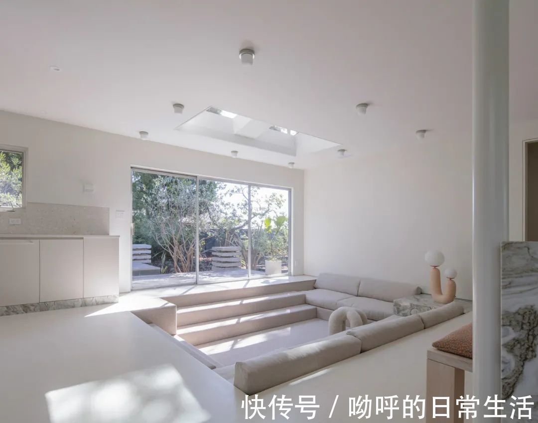 色调|拥有下沉式空间的纯色豪宅