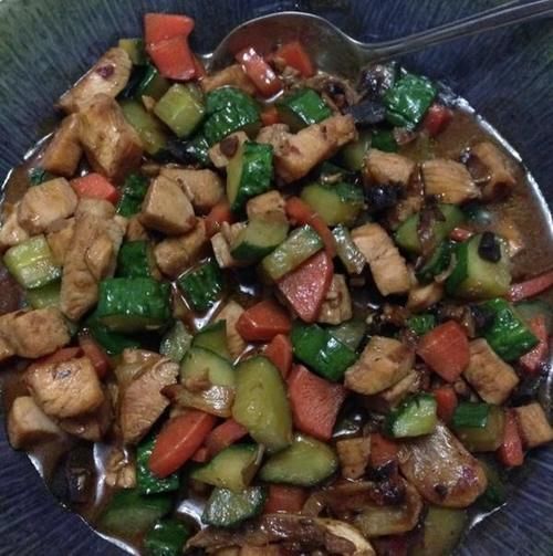 美食推荐：炝炒胡萝卜，红烧啤酒虾，香菇酱爆鸡丁，凉拌山药的做法