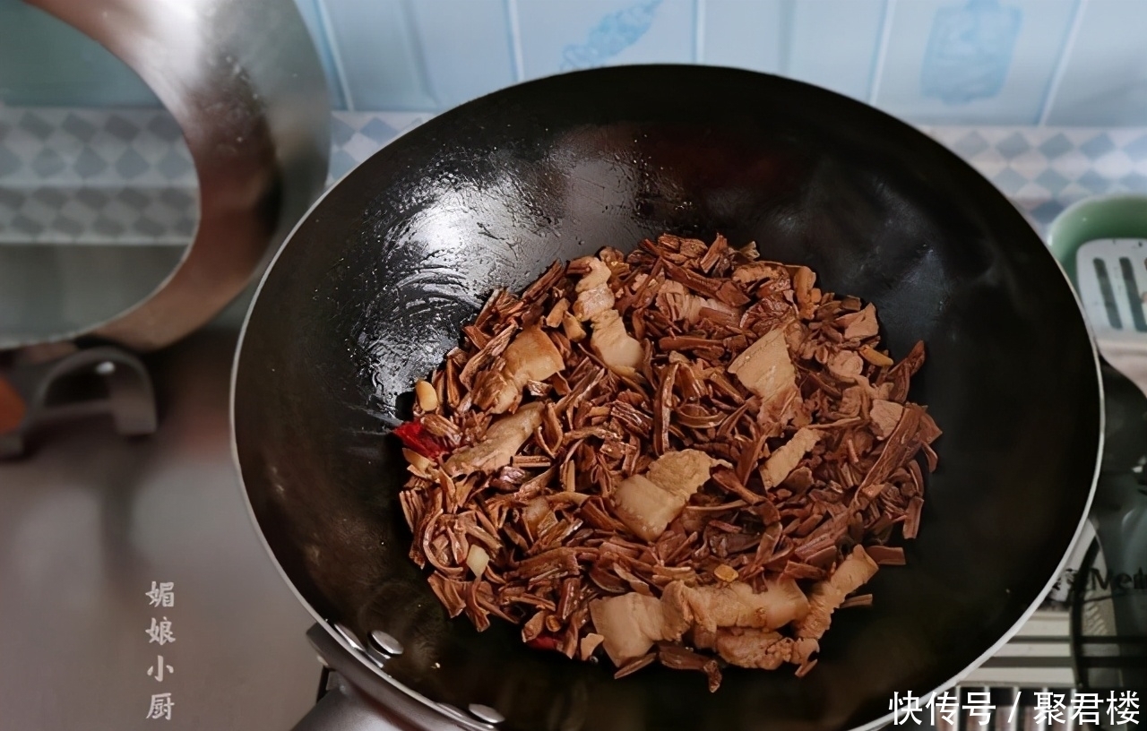 日常午餐2菜1汤，在都市里做的农家菜，有老家味又省钱