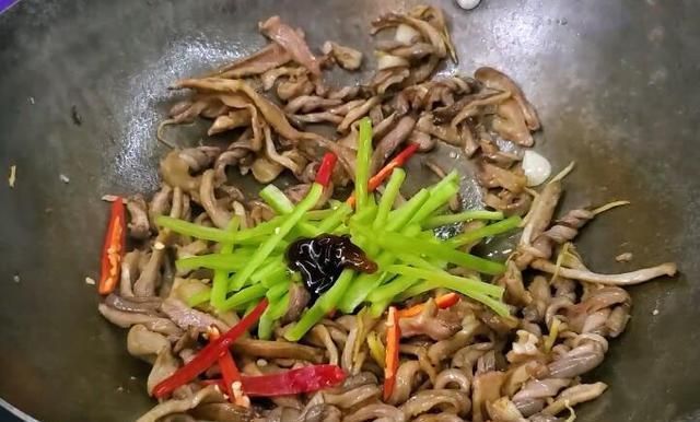 暖胃|立冬后,不管有钱没钱,这肉要常吃,健脾暖胃还补钙,炒着吃最香