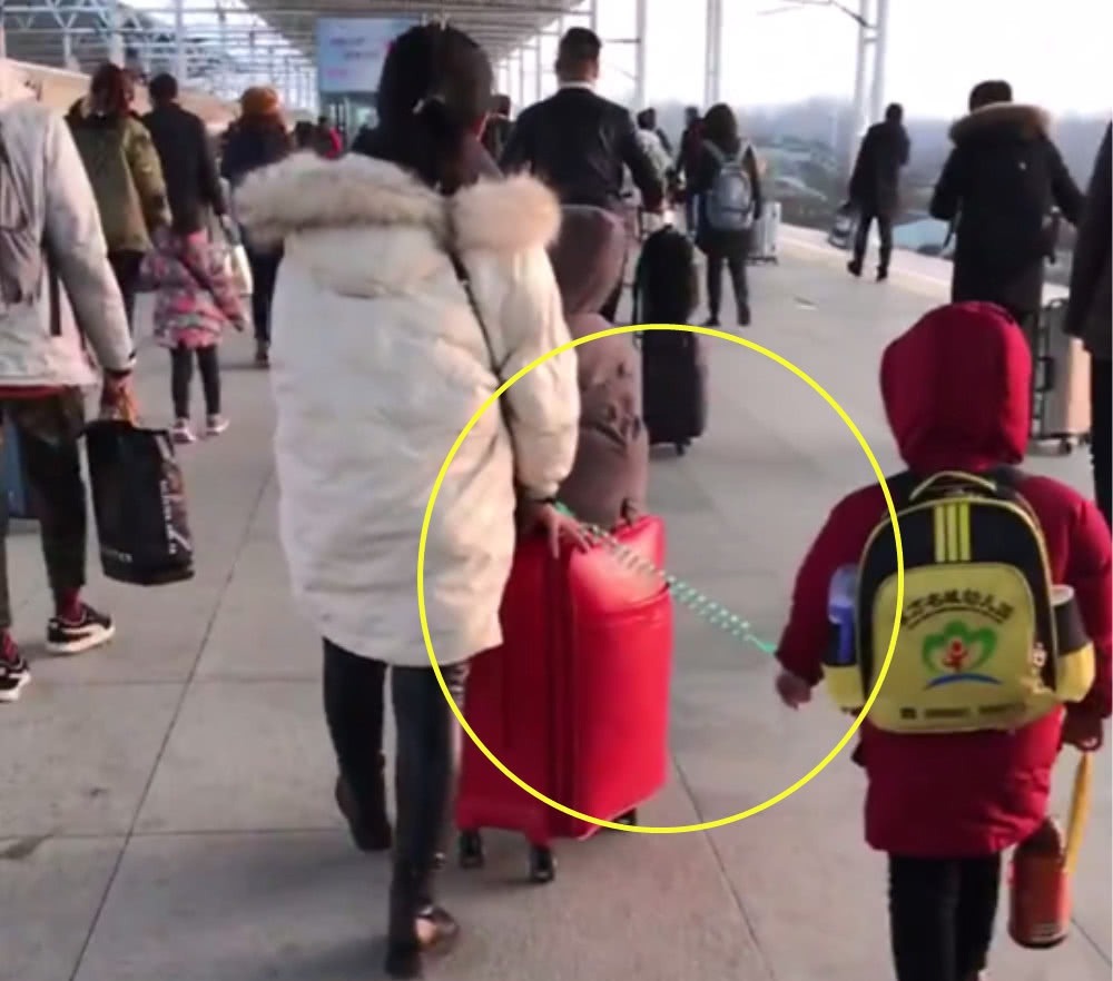 独自一人|妈妈独自带两个孩子出门,只好如此,接下来的画面让人眼圈发红