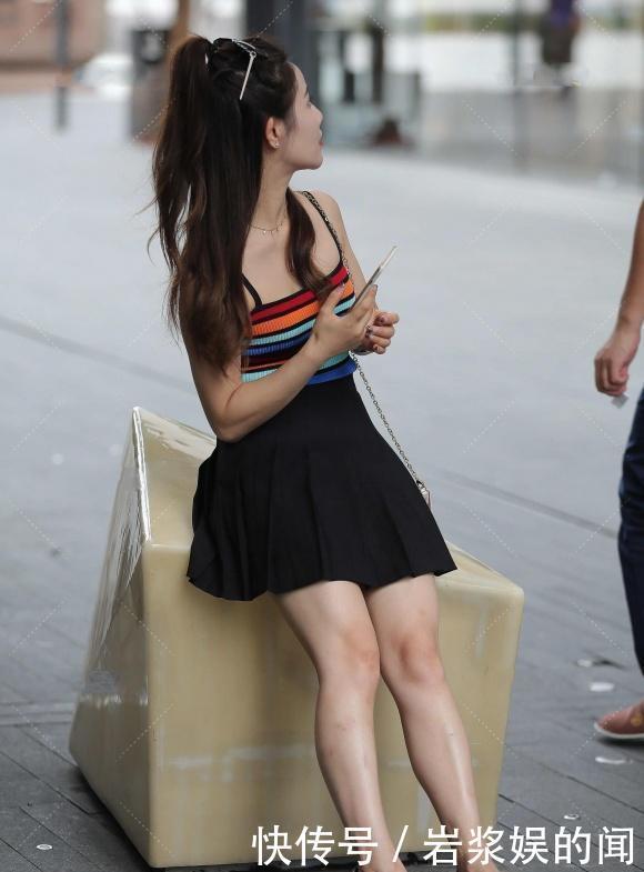 显瘦|百褶裙配吊带条纹衫,简约靓丽又显气质,轻松让你美丽无边