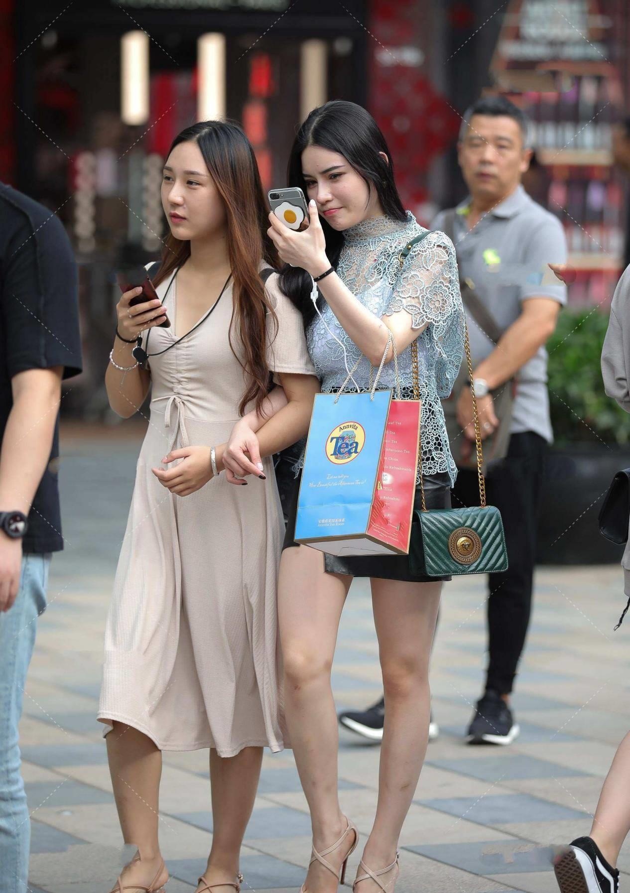 上衣|皮裙不能彰显气质？试试搭配这款花边镂空上衣，搭配技巧分享给你