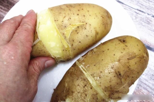 土豆去皮原来这么简单，大厨教您一招，一拉就开，再也不用削皮了