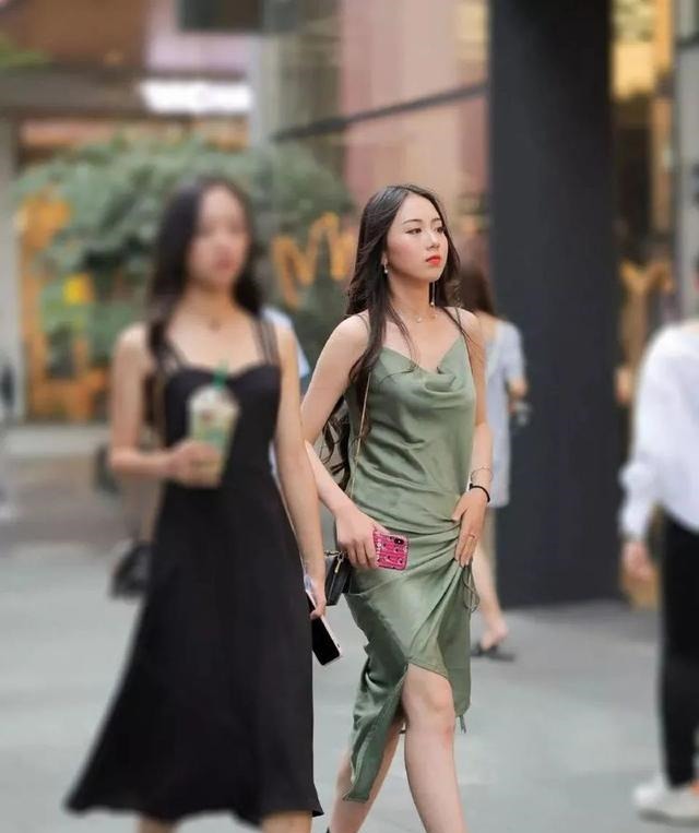 清凉 藏青色连衣裙搭配绑带高跟鞋,简约时尚,自信大方