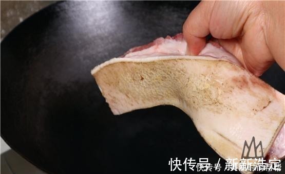 猪毛不火烤,不用手剃,学会一招,包你猪皮上的猪毛一根不见!