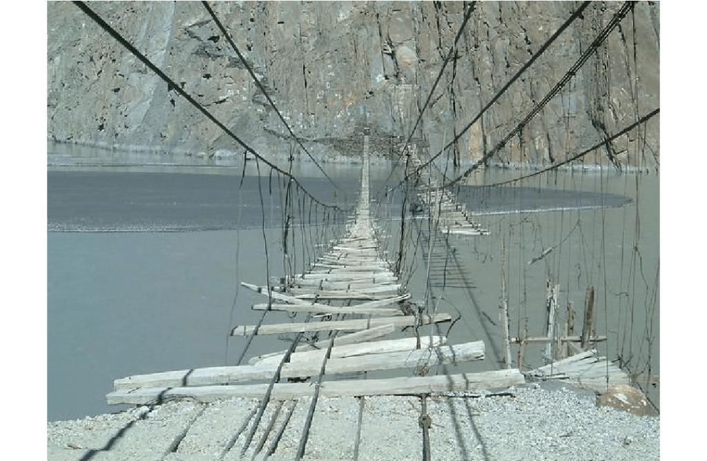 世界|世界上最危险的吊桥，一个用旧木板，一个用草绳，胆子多大才敢走