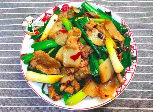 入冬后,最馋这道菜,比回锅肉还香,每回炒一盘,一锅米饭不够吃