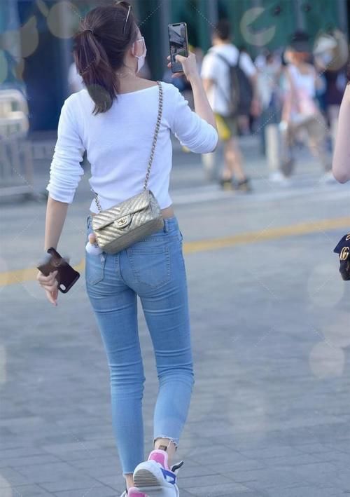 女生 爱穿牛仔裤的女生,上衣要选时髦显身材的,造型回头率爆表