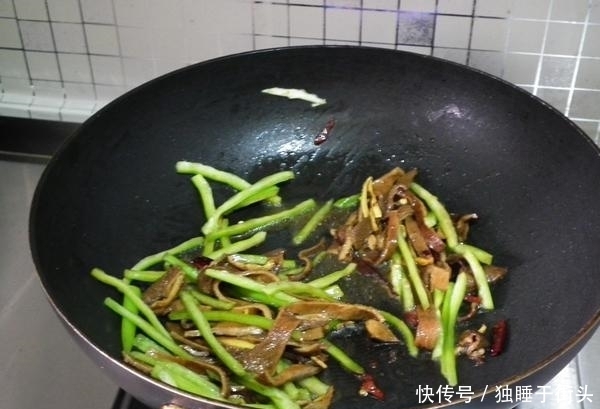 加适量|秋天这肉再贵也要买,和尖椒是绝配,简单1炒,一盘不够吃