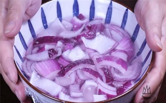 蚊子|把白醋倒在洋葱上，真是太厉害，很多人不知道有啥用，长知识了