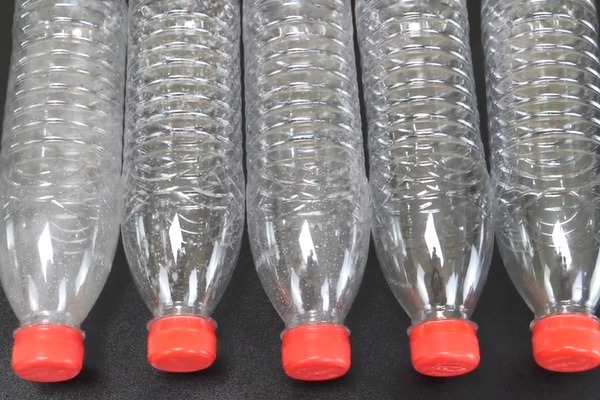 把5个塑料瓶粘在一起,放在厨房里,一年能省不少钱,太实用了!