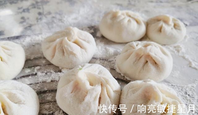 天气冷了,来一个热乎乎的肉包子,越嚼越香全身都暖和了,舒服啊!