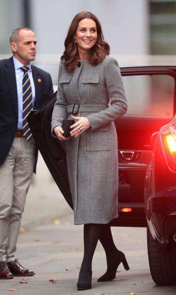 真正优雅女人穿裙子不会太花哨,简约才高级,看看凯特王妃就知道