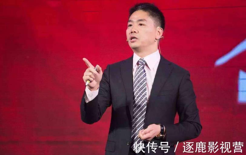 奶茶妹妹|比刘强东只大5岁的丈母娘长啥样?当看到全家福后,网友:我自闭了