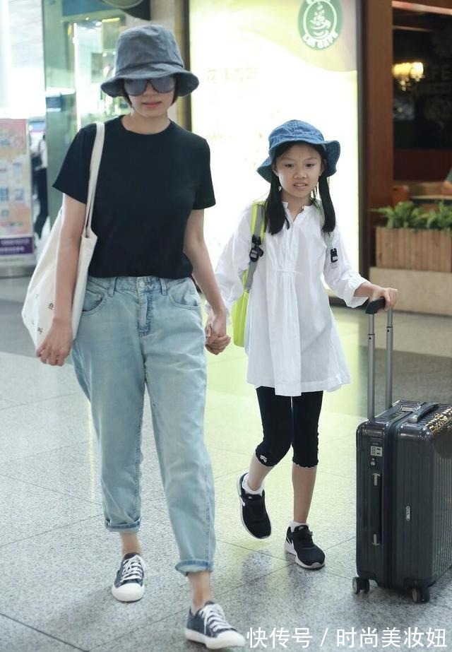 紧身裤|吉娜生娃后身材没走样,穿T恤配紧身裤走机场,“竹竿腿”太抢镜