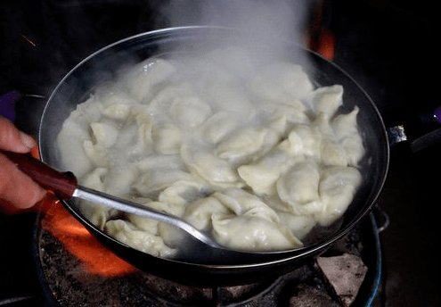 饺子包好别直接放冰箱，容易坏还粘皮，学会”这个“小技巧，咋放都不怕！