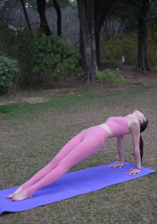 好身材|粉色瑜伽裤小姐姐上线，好身材穿衣服，就是任性