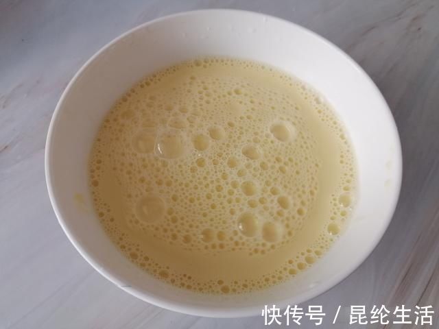 牛奶别直接喝了，加2个鸡蛋，不用烤箱不用打蛋器，出锅抢着吃
