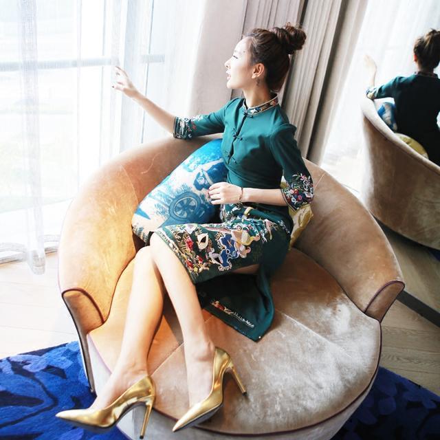 旗袍|改良的复古风刺绣旗袍,穿起来美得像画中的一样,知性且高贵大气