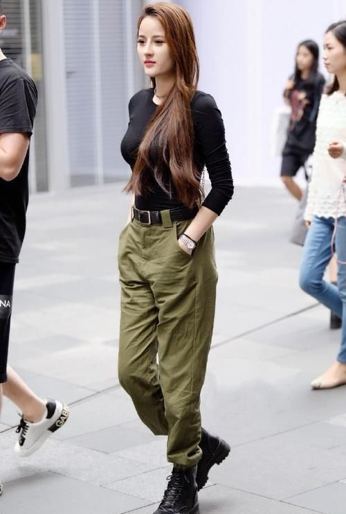 街拍街头英姿飒爽的小姐姐,简约大方的穿搭,潮流范儿十足