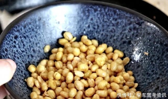 这零食我家一周做一次,做法简单,香甜酥脆,储存一周都不坏