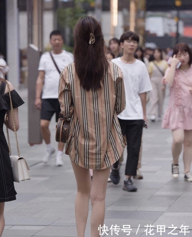 卡其色裹身裙外搭竖纹衬衫，女生穿了美丽，金项链展现贵妇气质