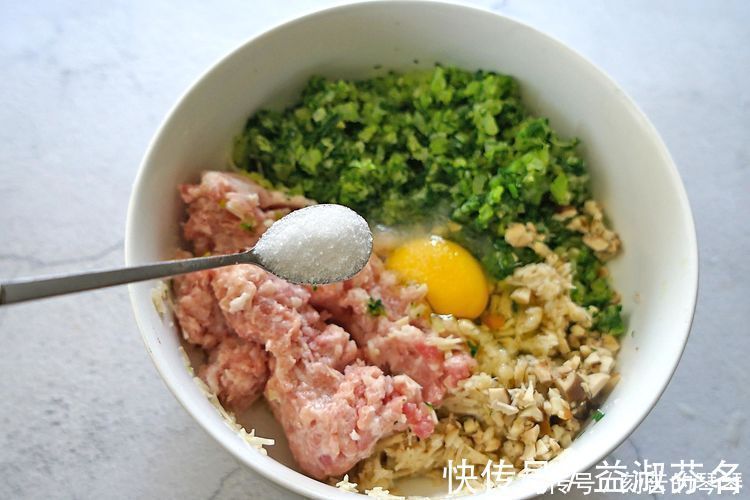 金针菇|金针菇你还在凉拌用它做饺馅包饺子，全家人都夸味道真棒