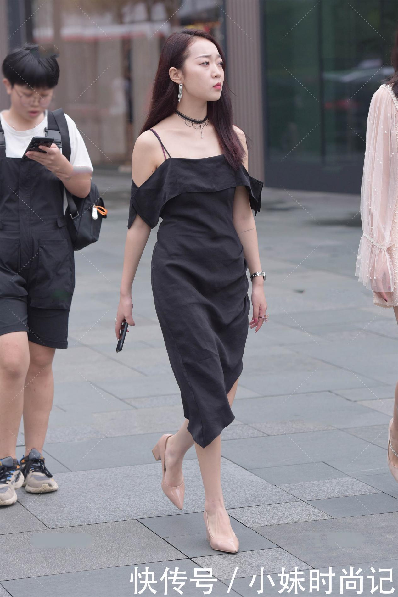 街拍:清冷又高贵的搭配, 就选黑色连衣裙搭配同色系脖圈
