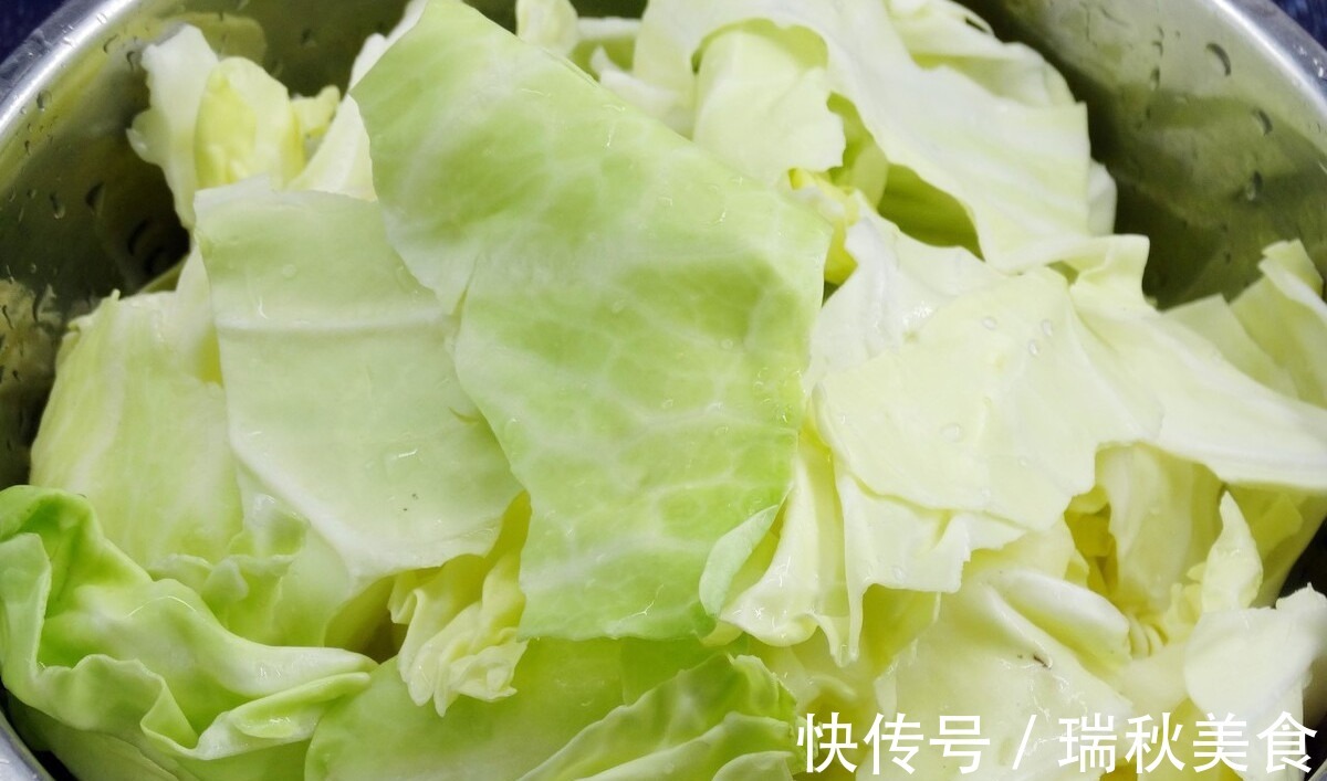 炒包菜|炒包菜时，先焯水还是先过油大厨教你正确做法，包菜又脆又香