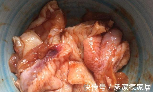 小孩最爱的鸡翅包饭,教你在家这样做,色泽诱人又入味,百吃不厌