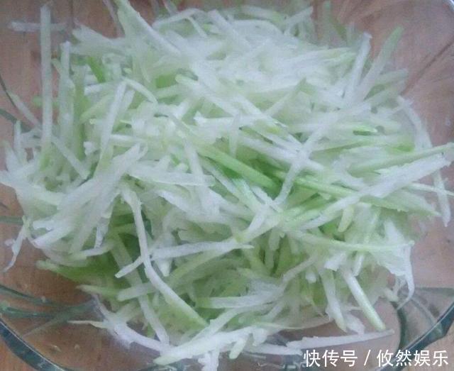 快过年了,这个菜做成丸子,外酥里嫩,入口清香,比肉丸子好吃